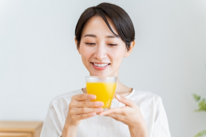 ジュースを飲む女性