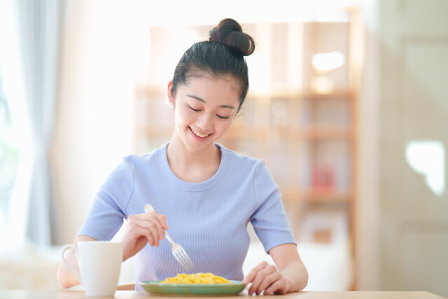 食事する女性