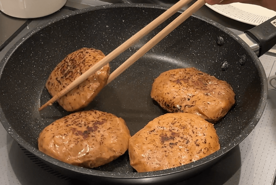 大豆ミートハンバーグをフライパンにのせ、強めの中火でお好みの焼き目がつくまで、ひっくり返しながら焼く。